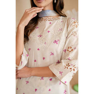 เสื้อชีฟอง IZNIK-3PC พร้อมผ้าคลุมไหล่พิมพ์ลายผ้าไหม และกางเกงพิมพ์ลายผ้าลอน พร้อมเสื้อปักลายแขนสามส่วน-BIC-052 - Product Image 5