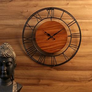 Horloge murale élégante en bois et fer la plus vendue Une pièce de déclaration pour les chambres de ferme ou à thème industriel à vendre - Product Image 5