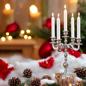 Élégant candélabre en argent à 5 bras parfait pour la décoration des vacances et les occasions spéciales ajoute une ambiance sophistiquée à n'importe quelle pièce - Product Image 1