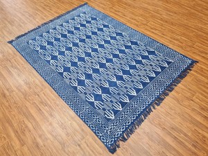 Tapis en laine imprimé bloc tissé à la main Flatweave bleu indigo Style marocain touffeté et lavable pour une utilisation dans le salon à la maison - Product Image 5