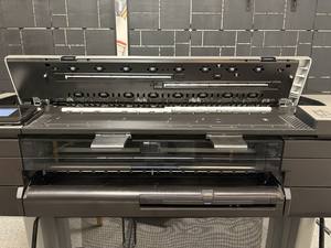 Nuevo y moderno HP DesignJet T830 Impresión móvil impecable - Product Image 2