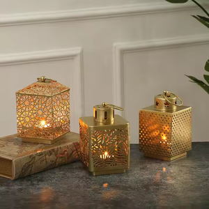 โคมไฟโมร็อกโกทำมือคุณภาพสูง โลหะสีทองทันสมัย สำหรับเทศกาลอีด รอมฎอน ของตกแต่งแบบอาหรับ แขวนหรือวางบนโต๊ะ ดีไซน์โปร่ง - Product Image 5