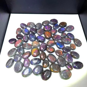 Pierre de guérison en <span class=keywords><strong>labradorite</strong></span> violette unique, faite à la main, en forme de paume, stock en vrac pour les bijoux et les boutiques spirituelles - Product Image 2