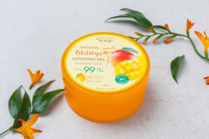 El gel hidratante calmante de SOQU mejora el tono de la piel. El gel de mango hace que tu piel luzca brillante y limpia. - Product Image 3