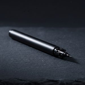 Eyeliner liquide noir imperméable facile à utiliser avec embout applicateur et couvercle automatique pour une application sans effort - Product Image 1