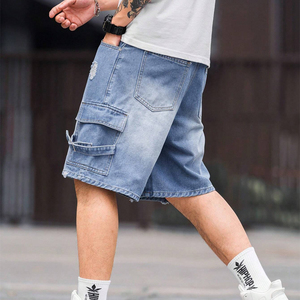 Shorts en jean décontractés pour homme, bleu clair délavé, déchirés, avec poches cargo latérales, longueur genou, ourlet brut effiloché, taille haute - Product Image 4