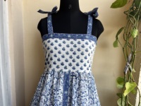 Vestido Vintage de Algodón 100% Tejido con Estampado Floral Blanco y Azul, Cuello Cuadrado, Decoración con Borlas, Tirantes Ajustables Bordados