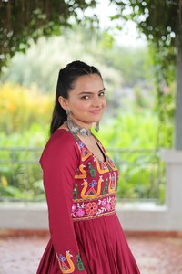 คอลเลคชั่น SUPER NAVRATRI 2025 ชุดสตรีแบบ SALWAR KAMEEZ สำหรับงาน GARBA FESTIVAL ทำจากผ้าฝ้าย สำหรับงานปาร์ตี้ สีสันทันสมัย - Product Image 3