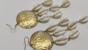 Pendientes de Concha de Cauri Blanca Natural, Joyería Boho Hecha a Mano para Mujer, Ecológica, Venta al por Mayor - Product Image 3