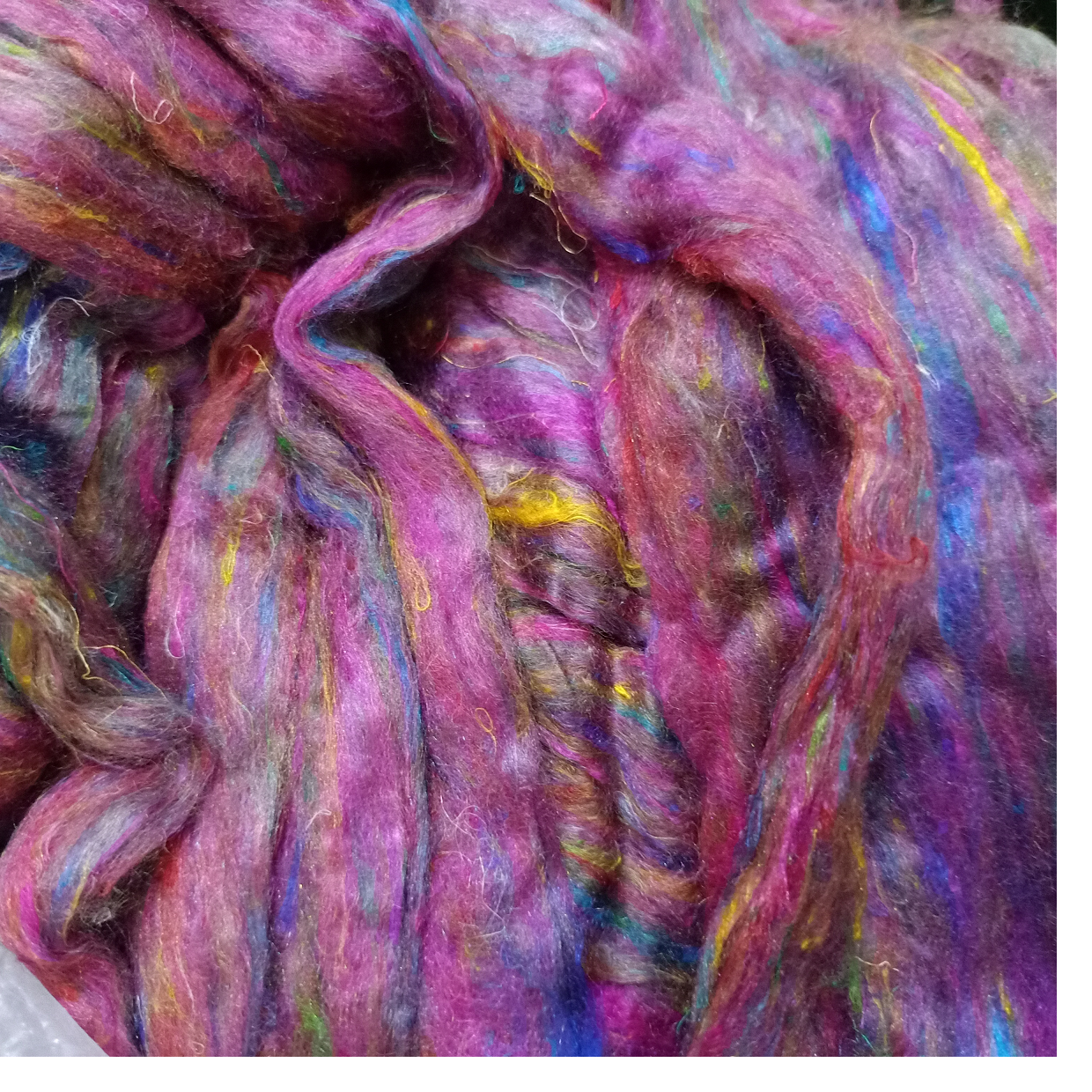 Изготовленная на заказ шелковая Щепка сари различных ярких цветов, изготовленная из переработанных шелковых отходов сари, пригодных для прядения и ткачества