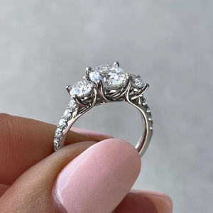 Bague de fiançailles à trois pierres en diamant de laboratoire de 2,00 CTW, diamants certifiés IGI, élégante, sertie en or massif 14 carats - Product Image 4