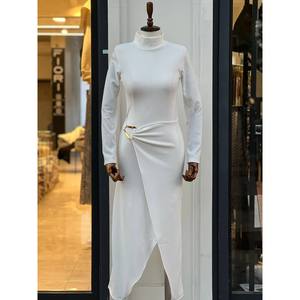 Robe noire avec fente, silhouette fourreau, détails de boucle, tissu ottoman, taille naturelle - Product Image 1