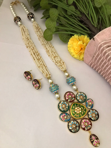 Radha Krishna Pendant Mala Set Joyería étnica tradicional con detalles intrincados Ideal para ocasiones espirituales y festivas - Product Image 4