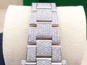 Montres en gros de haute qualité avec cadran en verre rond fantaisie entièrement serti de moissanite avec cadran de date classique en provenance d'Inde en vente - Product Image 4