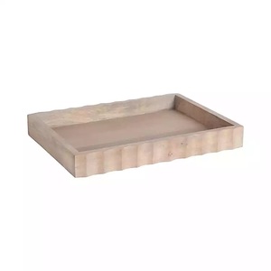 Bandeja de servicio de madera pulida con paredes altas diseñada para servir de forma segura el desayuno, el almuerzo o los elegantes aperitivos de la hora del cóctel - Product Image 1