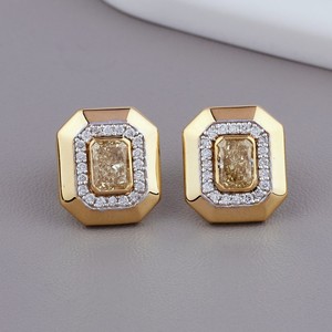 Boucles d'oreilles clous Avina Jewels AM 100 en argent sterling 925 massif rhodié, avec diamant jaune radiant de laboratoire certifié IGI et halo - Product Image 1