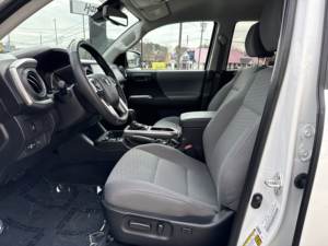 Pre_Owned Clean 2023 Toyo ta Tacoma SR5 Double Cab 5' <b>Bed</b> V6 AT - Product Image 3