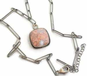 Collier pendentif en pierre d'agate rose avec barbe à papa, bijoux artisanaux en argent sterling oxydé de style bohème - Product Image 1