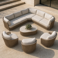 Ensemble de canapés d'extérieur en forme de L, modernes et luxueux, avec chaises longues, meubles de jardin et de terrasse pour villa, hôtel ou complexe hôtelier