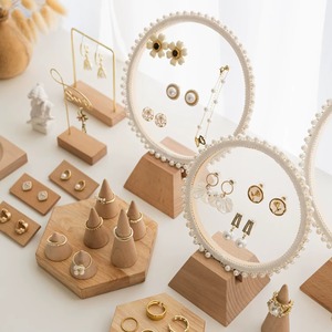 Elegante soporte de joyería gris con diseño de cuentas blancas, perfecto para exhibir collares, pulseras y pendientes con estilo - Product Image 2