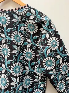 Chaqueta acolchada Kantha Floral hecha a mano INDIAN, abrigo bohemio Reversible negro y verde azulado para mujer, respetuoso con el medio ambiente sostenible - Product Image 2