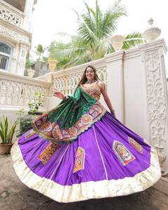 Nuevo Superhit totalmente cosido Faux Georgette Bandhani estampado Lehenga Choli trabajo de bordado exclusivo para la temporada de fiesta de invierno indio - Product Image 4