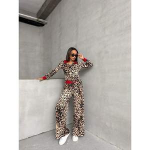 T-shirt Polo Yaka pour femmes, combinaison et combishort élégants - Product Image 3