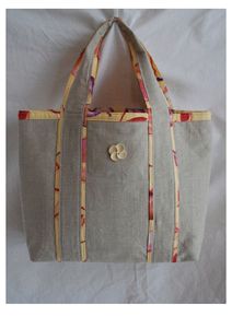 Sac fourre-tout minimaliste en lin avec passepoil imprimé beige et accents multicolores, fabriqué en lin et coton, pour le transport quotidien - Product Image 3