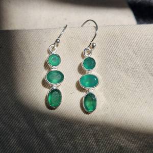 Boucles d'oreilles pendantes vintage en argent sterling 925 avec pierre précieuse en onyx vert taillée, faites à la main, 3 pierres, bijoux de fête - Product Image 1