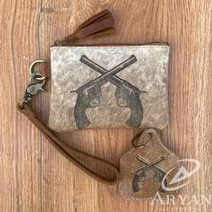 Nouvelle vente en gros de porte-clés en cuir de vachette personnalisé avec gravure au laser, pochette à franges en cuir de vachette gravée au laser, ensemble combiné - Product Image 1