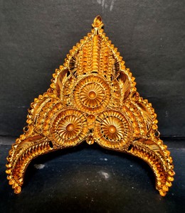 Encuentre una corona de calidad con metal dorado puro hecha con una corona de estilo tradicional de diseño único a la venta por exportadores indios - Product Image 1