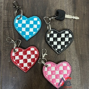 OEM ODM พวงกุญแจหัวใจเล็กลายตารางหมากรุกทำจากหนังวัวพวงกุญแจลายตารางหมากรุกแบบย้อนยุคพวงกุญแจพวงกุญแจพวงกุญแจ - Product Image 1