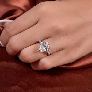 Bague de fiançailles Moissanite en forme de poire allongée de 5 ct coupe brillante couleur solitaire bague de déclaration en diamant Moissanite pour elle - Product Image 1