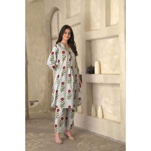Conjunto de Traje para Mujer Daisy Stripes, Elegante y Transpirable, Kurta 100% Algodón con Bordado a Mano y Pantalones a Juego - Product Image 2