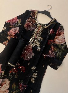 SÉQUENCE DE BRODERIE LOURDE DE CONCEPTEUR AVEC IMPRESSION NUMÉRIQUE TRAVAIL À LA MAIN COSTUME PAKISTANI - Product Image 2