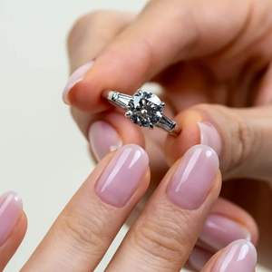 Anillo Moderno de Plata de Ley 925 con Moissanita VVS para Mujer, Anillo de Compromiso, Boda o Promesa - Product Image 1