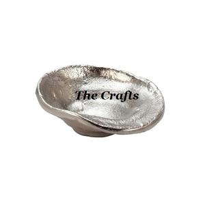 Ensemble de trois bols à collations de forme ronde en laiton couleur or servant un bol à chocolat pour un restaurant ou un hôtel - Product Image 4