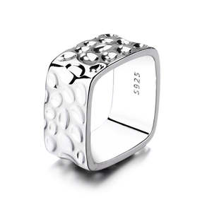 Anello Regolabile in Argento Sterling con Finitura Martellata Quadrata, Lucidatura Elevata, Diamante Taglio Principessa Incastonato, Regalo per Ogni Occasione Certificato IGI - Product Image 1