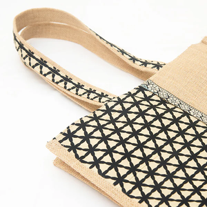 Bolsa de compras de yute de arpillera plana ecológica y personalizada con patchwork de algodón estampado con cremallera y automango - Product Image 2