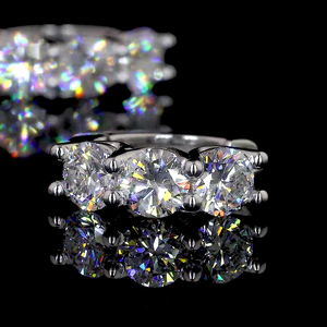 Boucle d'oreille en or jaune 14K avec diamant cultivé en laboratoire - Product Image 3