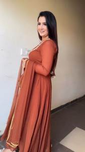 Nouvelle robe de créateur ornée d'un travail manuel complexe utilisant des perles et des perles Manches complètes Flair complet pour les occasions de fête - Product Image 3