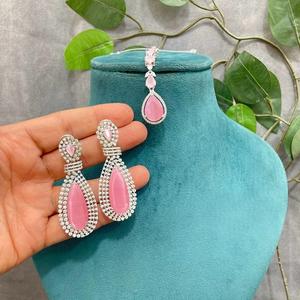 Pendientes de Diseño Moderno con Acabado Plateado de la Mejor Calidad y Piedras de Circonita Cúbica, Colección de Joyería Nupcial Tikka para Mujer - Product Image 2