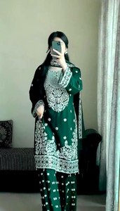 Nouvelle collection de vêtements de soirée de créateurs, magnifique salwar kameez en faux georgette, broderie lourde, imprimé multicolore avec des motifs en feuille d'aluminium - Product Image 2