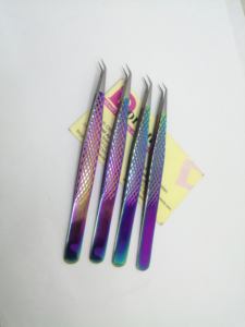Pinzas para pestañas recubiertas de arcoíris con agarre de diamante, pinzas para pestañas con etiqueta personalizada privada de acero inoxidable de 45 grados en Pakistán - Product Image 2