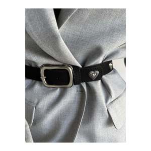 Cinturón de mujer de gamuza con hebilla cuadrada y accesorio de corazón, para pantalón, chaqueta, camisa, vestido - Negro-Ennegrecido - Product Image 5