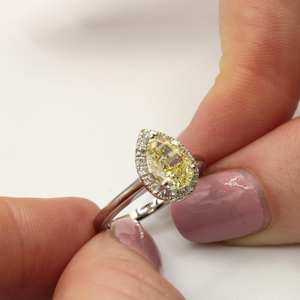 Anillo de compromiso de Halo CZ amarillo corte Pera de 10x7mm en plata chapada en oro | Classic Solitaire Pave Joyería nupcial - Product Image 4