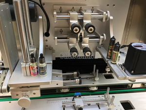 Machine d'étiquetage automatique de manchon rétractable pour différentes formes et matériaux de bouteilles - Product Image 4