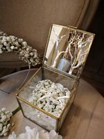 Boîte à bijoux en verre avec finition dorée, sélectionnée pour les boutiques haut de gamme recherchant un impact visuel exceptionnel et un prestige.