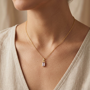 จี้รูปทรงบาแกตต์ประดับคริสตัลคิวบิกเซอร์โคเนียมแบบฝังขอบ ชุบทองบนเงินสเตอร์ลิง พร้อมห่วงคล้อง - Product Image 6