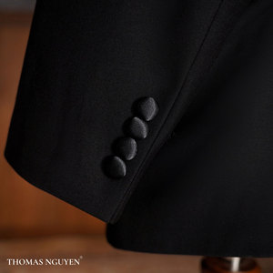 Un smoking pour homme sur mesure en deux pièces en noir Promise Ever comprenant une veste et un pantalon de la collection Lovey Dovey, Vietnam. - Product Image 5